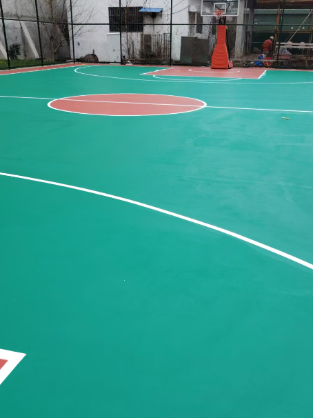 海陵 球场长期使用易出现地面开裂
